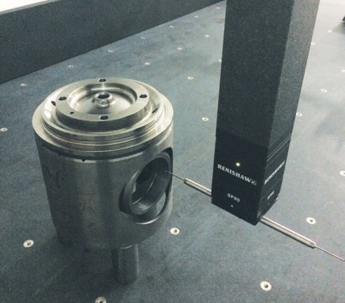 Деталь на измерительном столе КИМ с измерительной головкой Renishaw